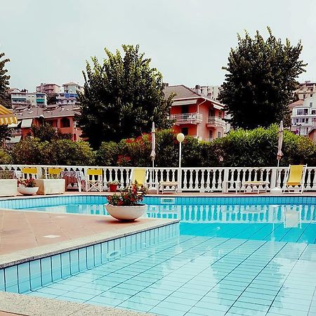 Hotel Arcobaleno Челе Лигуре Екстериор снимка